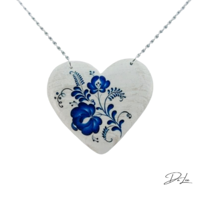 Drevený náhrdelník – Srdce bielo-modré