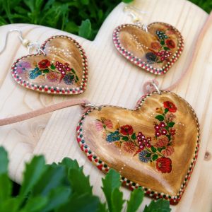 Drevené náušnice – Srdce folklórny motív, morené orech