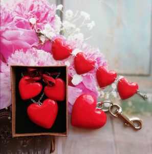 Drevené náušnice – Srdce červené