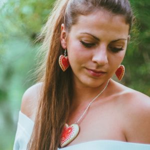 Drevené šperky – náušnice, náhrdelník, prívesok na kabelku folk motív