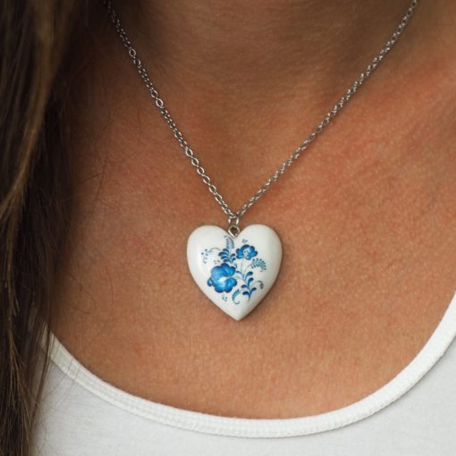 Drevený náhrdelník – Srdce bielo-modré