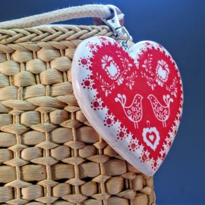 Drevený prívesok na kabelku - Folk motív srdce