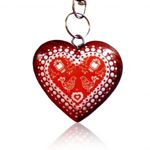 Drevený prívesok na kabelku - červené folk srdce