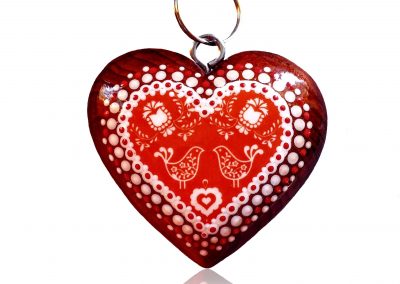 Drevený prívesok na kabelku - červené folk srdce