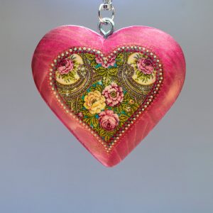 Drevený prívesok na kabelku - ružové srdce Folkový motív