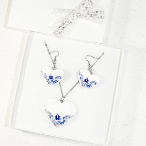 Drevený náhrdelník Biely modrý motív