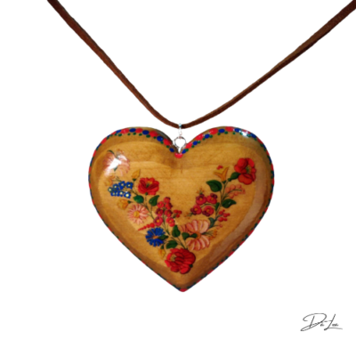 Drevený náhrdelník – Srdce vidiek na koži