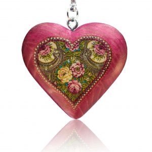 Drevený prívesok na kabelku – ružové srdce Folkový motív