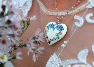 Drevený náhrdelník Srdce Lesné fialky