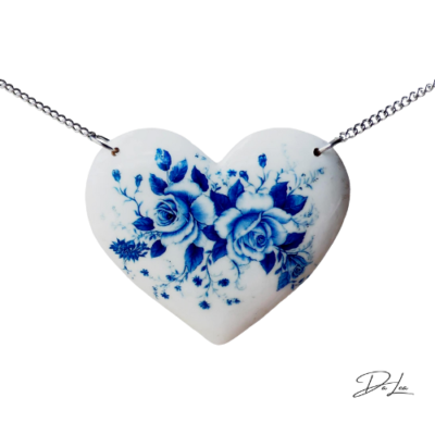 Drevený náhrdelník Srdce kytica modrých kvetov