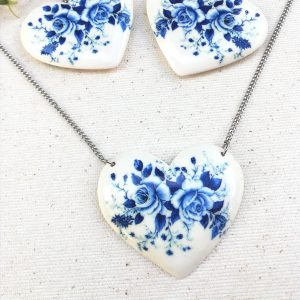 Drevený náhrdelník Srdce kytica modrých kvetov