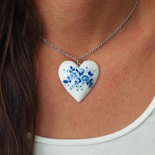 Drevený náhrdelník Srdce kytica modrých kvetov