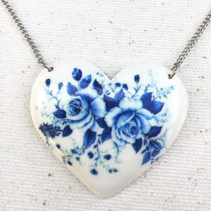 Drevený náhrdelník Srdce kytica modrých kvetov