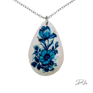 Drevený náhrdelník slza modré kvety