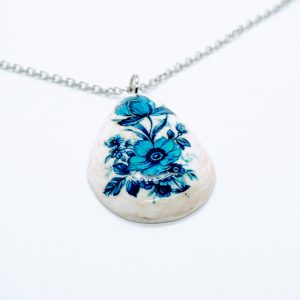 Drevený náhrdelník slza modré kvety